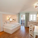 بيت ضيافة Marinella Garni 4*